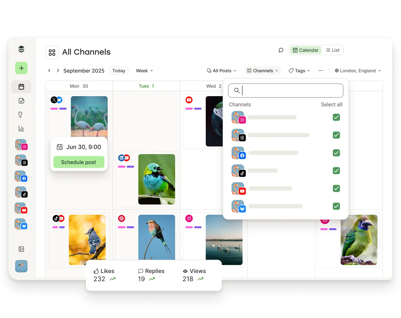 Vista del calendario de Postlane con publicaciones programadas y filtros para canales, etiquetas y más.