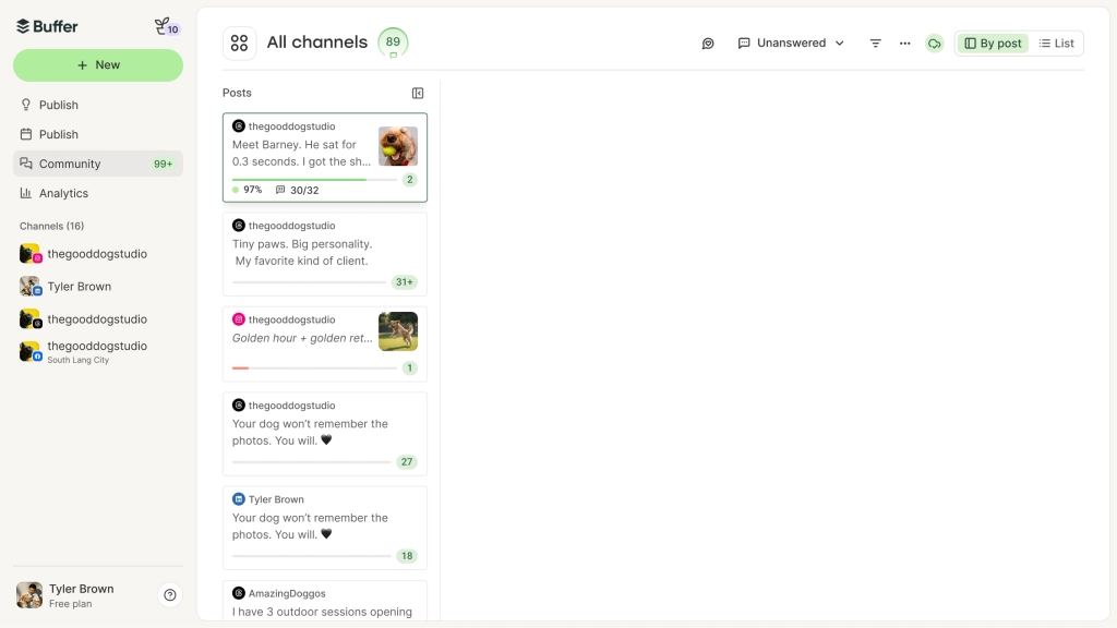 Pantalla de Postlane Community con comentarios por canal de redes sociales, clasificación y filtros de comentarios, y métricas de puntuación de comentarios.