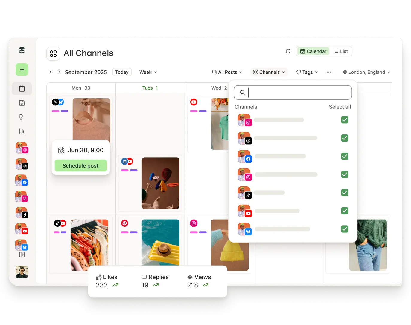 Vista del calendario de Postlane con publicaciones programadas y filtros para canales, etiquetas y más.