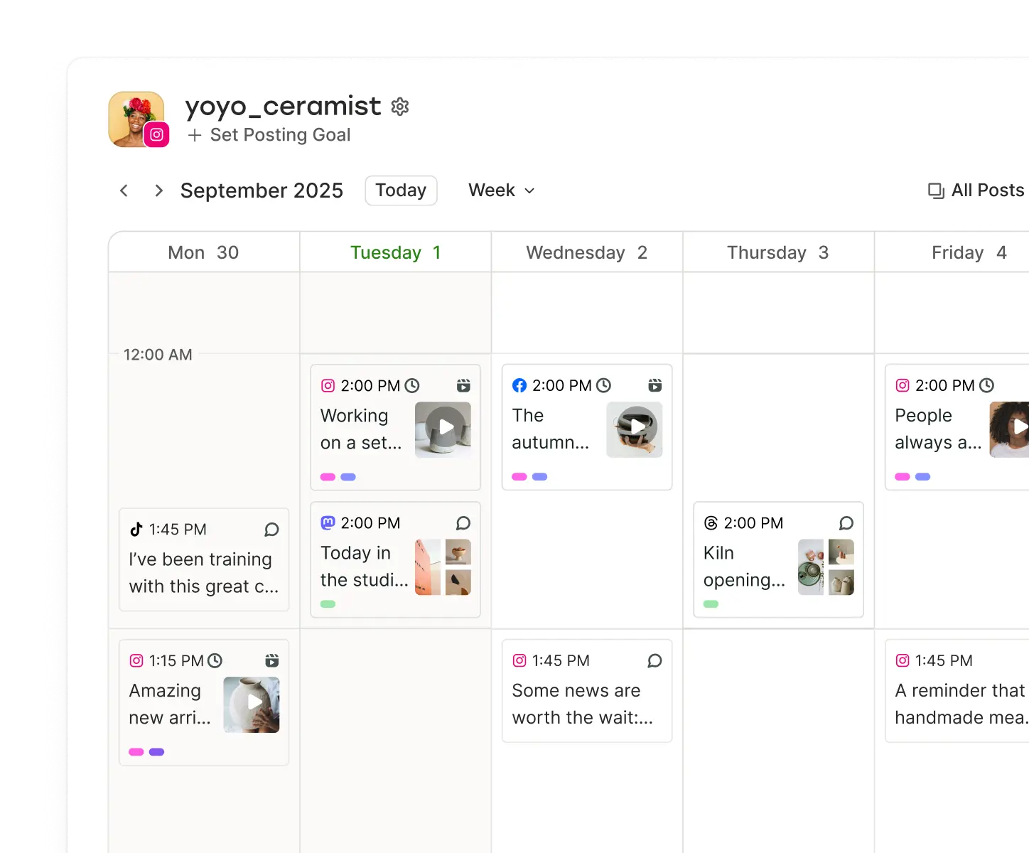 Vista del calendario de Postlane con publicaciones programadas por fecha en diferentes canales y etiquetas.